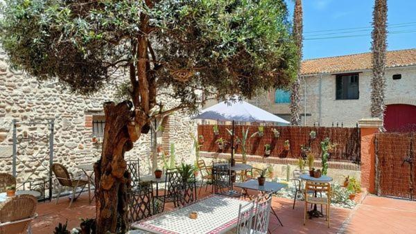 Готель El Castell Embruixat Saint-Hippolyte  Екстер'єр фото